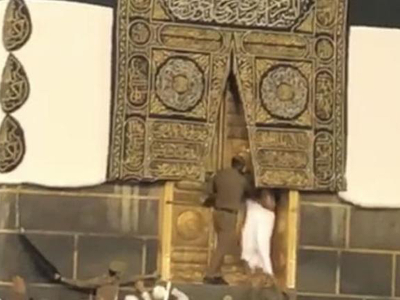 بالفيديو: حاج يحاول اقتحام باب الكعبة، والشرطة تتدخل